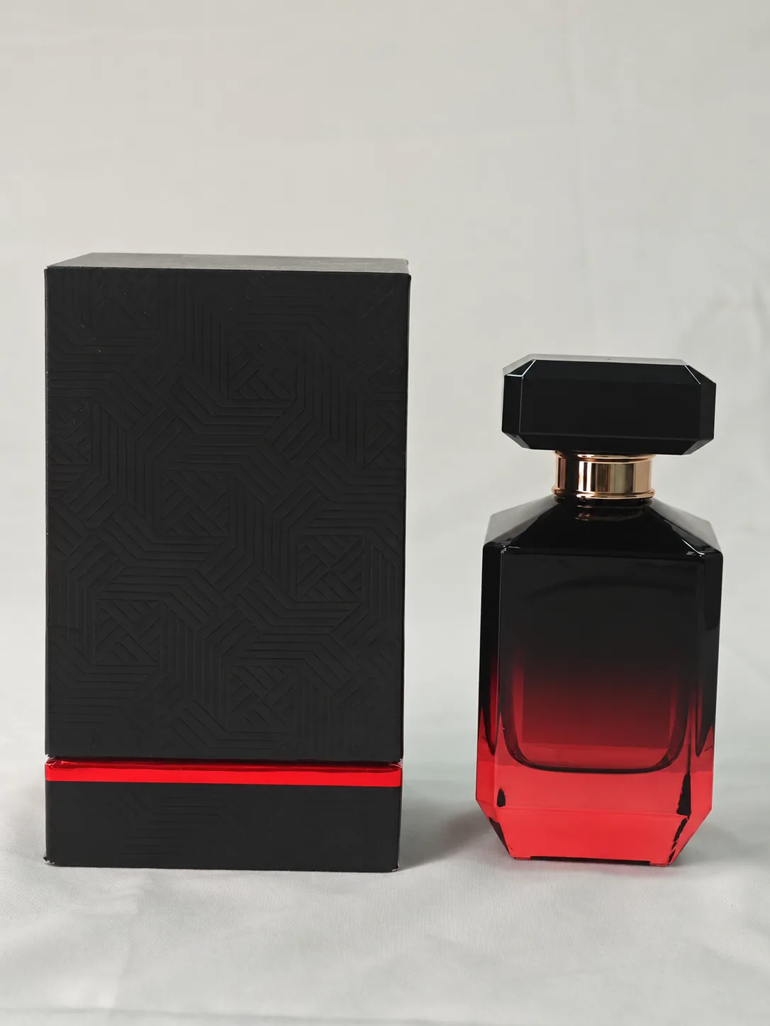 Complete perfume bottle and outer packaging