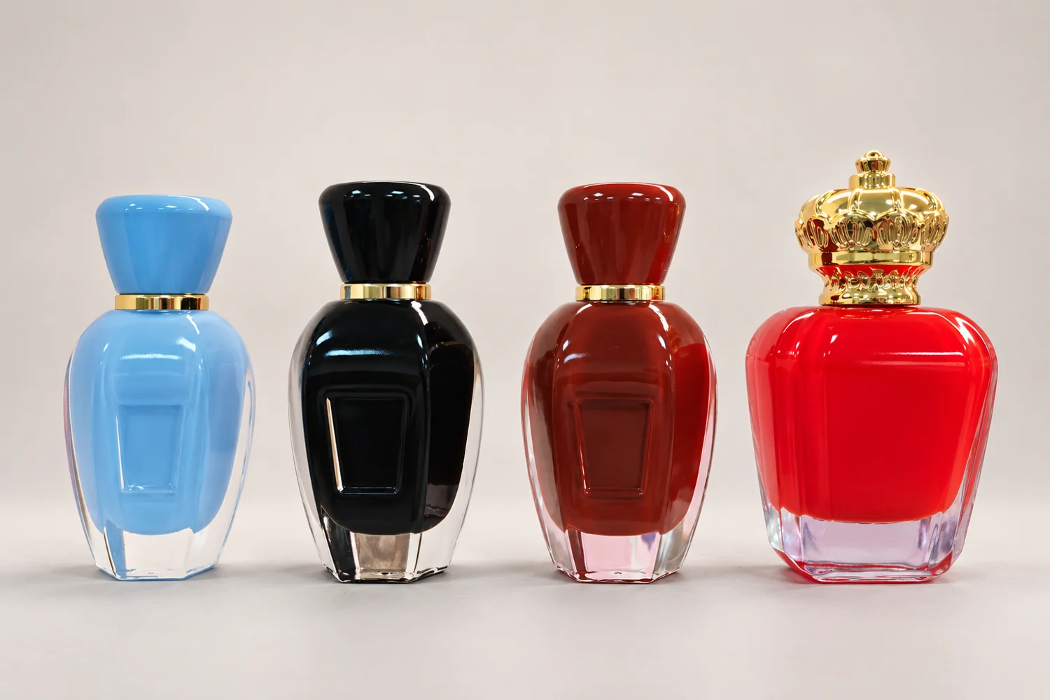 Échantillons de flacons à revêtement intérieur bleu, noir, marron et rouge, avec leurs fermetures d’origine
